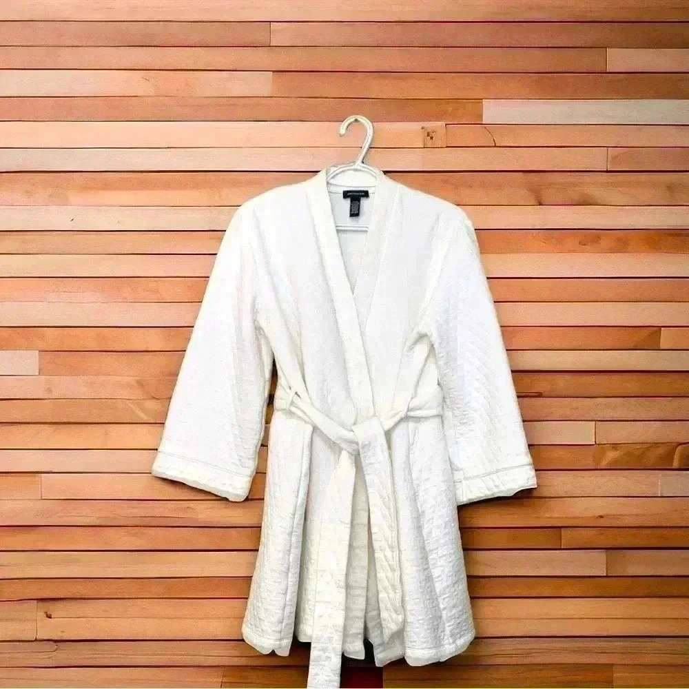 Jones New York quilted white,short dressing gown with inside and outside…